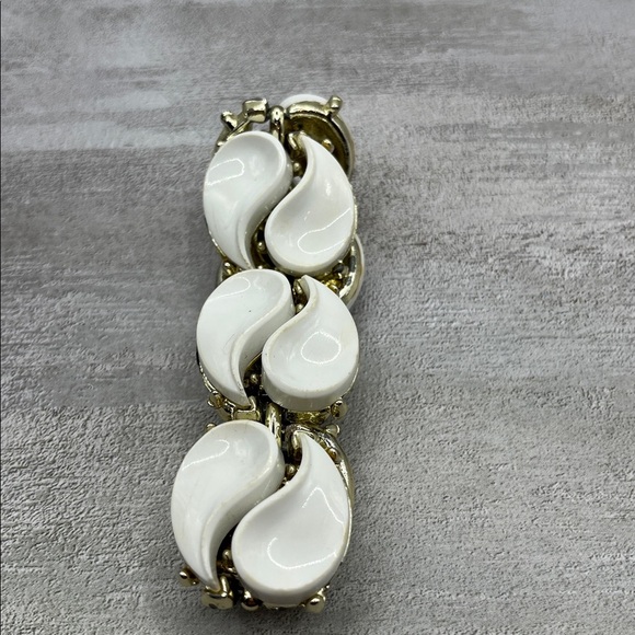 Vintage Mid Century Signed Lisner White Thermoset Teardrop Chunky Bracelet - Picture 11 of 13